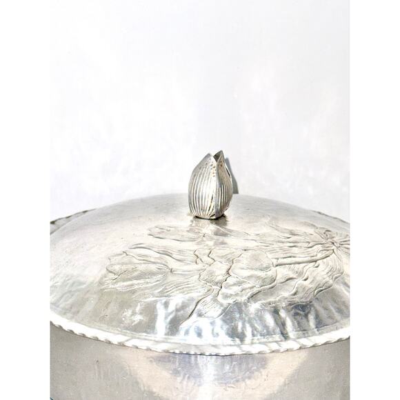 VTG Rodney Kent Hand Hammered Aluminum Bowl with Embossed Tulips & Tulip Handle - Picture 5 of 9